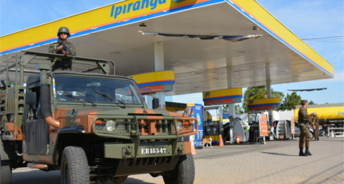SEGURANÇA GARANTIDA : Exército escolta caminhões carregados com combustível – Postos de Pelotas estão recebendo gasolina e óleo diesel