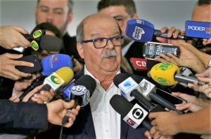 O presidente da Associação Brasileira dos Caminhoneiros (Abcam), José da Fonseca Lopes, fala à imprensa, no Palácio do Planalto.