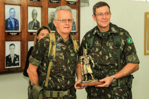 GENERAL de Exército Geraldo Antônio Miotto, Comandante Militar do Sul e o General de Brigada Carlos Alberto Dahmer, ex-comandante