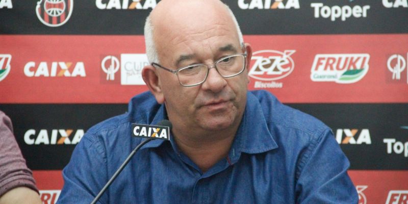 Sinotti diz que o Brasil não vai precipitar a busca de meio-campistas