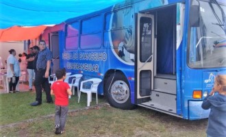 Ação Social da Igreja do Evangelho Quadrangular ofereceu atendimento médico e odontológico em ônibus equipado
