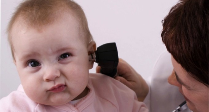 Atraso na fala em crianças de até dois anos é o principal sintoma de perda auditiva na infância