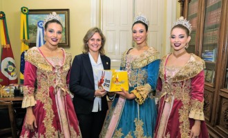 26ª FENADOCE : Corte apresenta trajes à prefeita