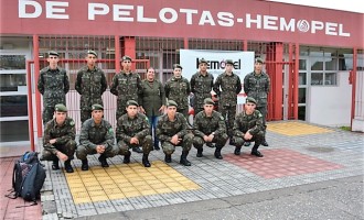 Militares do Exército doam sangue no Hemocentro