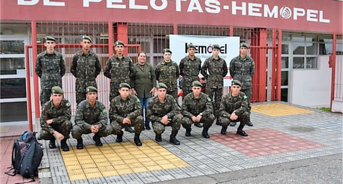 Militares do Exército doam sangue no Hemocentro