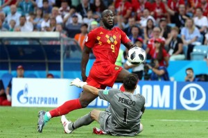 Lukaku dribla Penedo e marca segundo gol da Bélgica na estreia