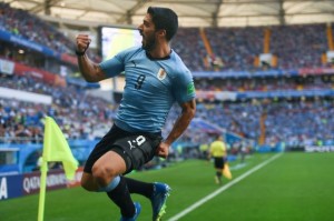 Luís Suárez marca e Uruguai se garante nas oitavas de final