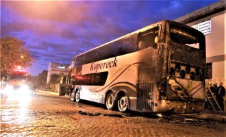 Incêndio danifica ônibus de excursão