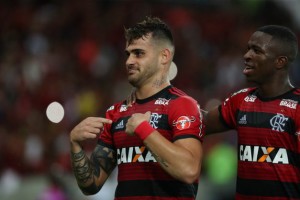Felipe Vizeu marca gol do Flamengo, que abre vantagem na liderança