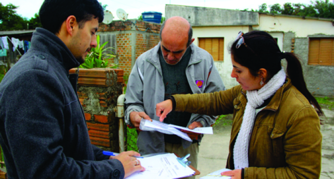 REGULARIZAÇÃO FUNDIÁRIA: Equipe trabalha na Leopoldo Brod