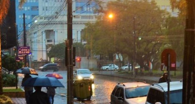 Frente fria traz chuva e queda de temperatura no RS neste sábado