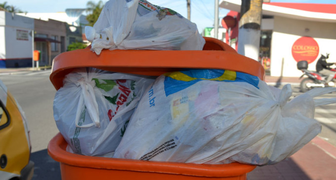 MAL USO DE LIXEIRAS : O descarte incorreto do lixo