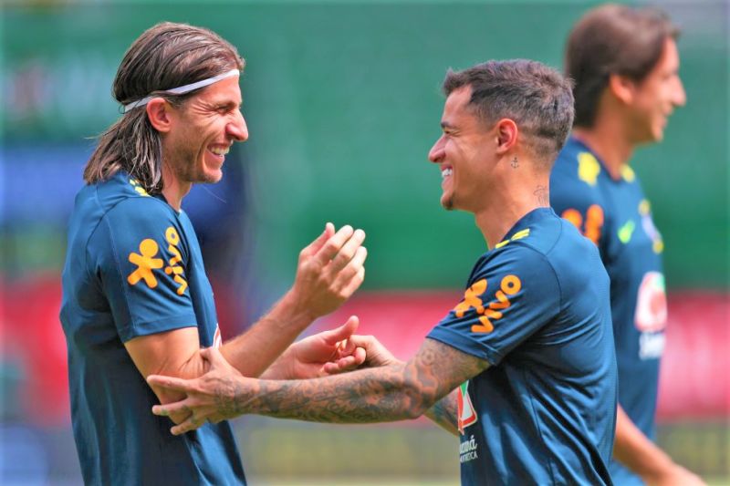 Filipe Luís – com Philippe Coutinho – no treino do Brasil: lateral esquerdo permanece no time contra o México Foto: Lucas Figueiredo/CBF 