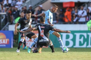 Luan entre dois marcadores: Grêmio insiste no ataque, mas não faz gol Foto: Lucas Uebel/Grêmio/Divulgação 