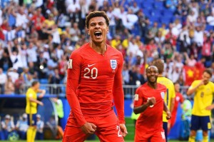 Dele Alli comemora segundo gol da Inglaterra: bola aérea decide