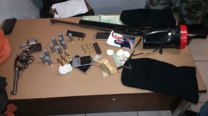 ARMAS, munição e dinheiro foram apreendidas Foto: Divulgação/BM 