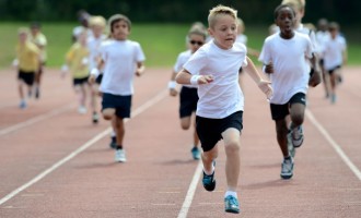 Especialista explica os riscos que o excesso de atividades físicas pode causar em crianças