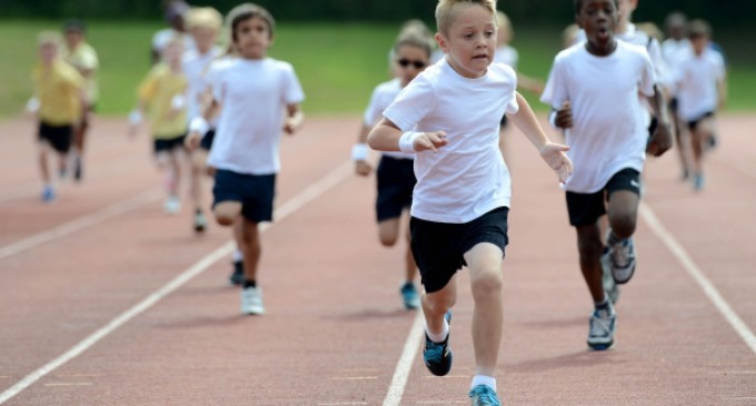 Especialista explica os riscos que o excesso de atividades físicas pode causar em crianças