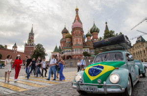 A aventura que cruzou dez países da Europa em um Fusca 1968, agora vira livro e documentário