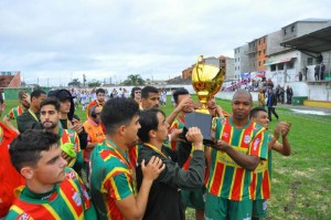 Farroupilha perde duas vezes para o São Borja e fica com o troféu de vice-campeão da Terceirona. E deve perder também o técnico Antônio Freitas Foto: Farroupilha/Divulgação