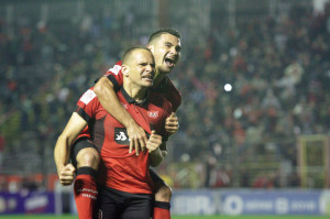 O resultado chegou novamente no final do jogo – e outra vez com gol de zagueiro. Itaqui cobrou um escanteio, aos 41, e Leandro Camilo completou de cabeça. 