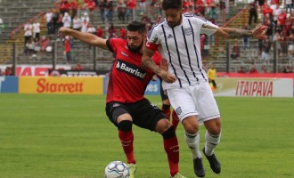 Gilmar Dal Pozzo vai improvisar na lateral-esquerda e colocará Lourency no lado esquerdo do ataque