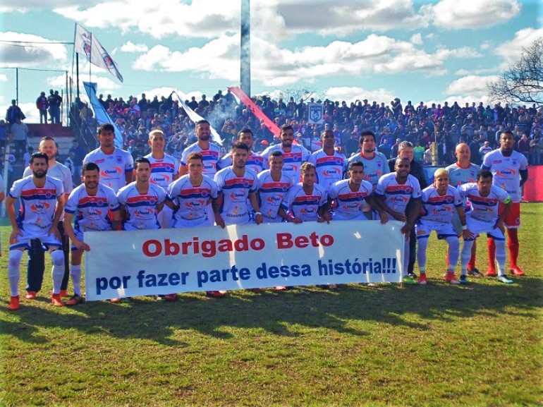 São Borja festeja acesso e vaga na final da Terceirona, além de homenagear Beto Campos, que começou a carreira de jogador no clube