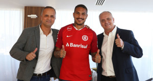 Guerrero veste camisa do Inter e posa ao lado do vice de futebol Roberto Mello e do presidente Marcelo Medeiros