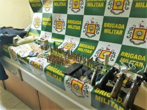 ARMA, camisetas da Polícia e rádio transmissor apreendidos Foto: Divulgação/Brigada Militar 
