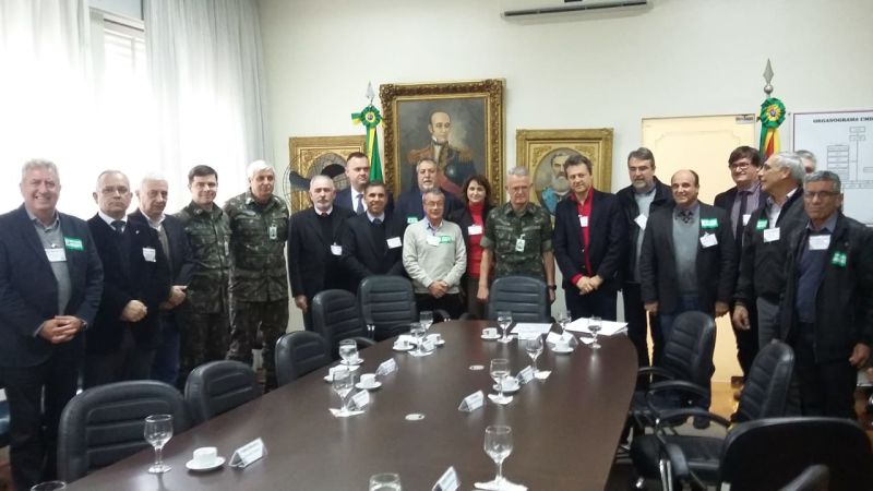 Os deputados lideraram a comitiva que esteve reunida no 4º Grupamento de Engenharia do Comando Militar do Sul do Exército.