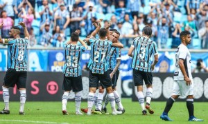 Luan marca de falta e Grêmio vence de virada contra o Ceará: pressão nos líderes do Brasileiro Foto: Grêmio/Divulgação