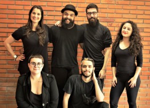 Professora Fernanda Vieira Fernandes e estudantes da licenciatura em teatro 