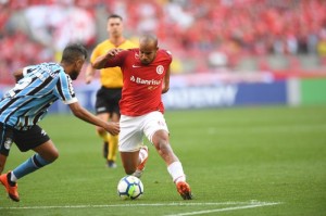 Patrick tenta o drible em Leo Moura: vitória mantém o Internacional na liderança do Brasileiro Foto: Ricardo Duarte/Internacional