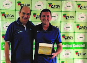 Professor Ingo Stumm Jr recebe premiação da Federação Gaúcha de Voleibol