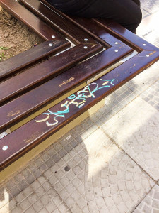 Atos de vandalismo são frequentes no mobiliário do Calçadão