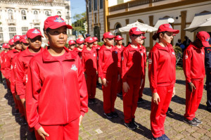 Bombeiros Mirins, composta por 30 crianças de 10 a 12 anos de escolas públicas que participam da primeira turma, integrando o Pacto Pelotas pela Paz.