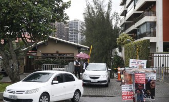 Bolsonaro deve passar o dia em casa recebendo correligionários