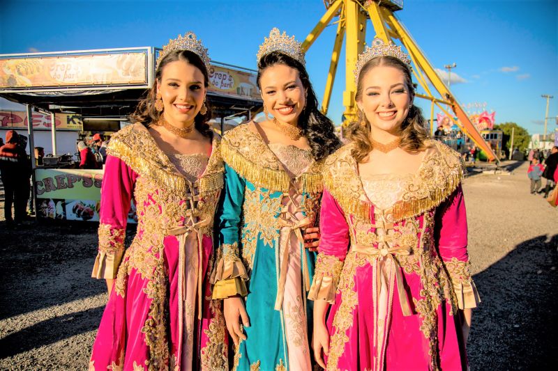 Corte 2018, formada rainha Sara Carolina Silva Dias (c) e as princesas Júlia Moura de La Rocha (e) e Laura Feijó da Silva (d). 