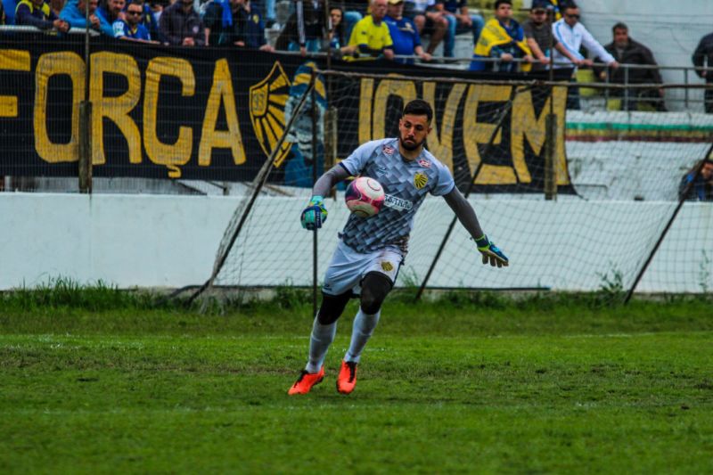 Mateus Claus não toma gol há quatro jogos: foi vazado apenas duas vezes em nove partidas como titular Foto: Tales Leal/AI ECP 