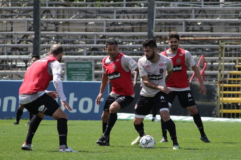 Leandro Leite, Itaqui e Gava cercam Lourency (com a bola): os três podem estar juntos no meio-campo Foto: Carlos Insaurriaga/Brasil/Divulgação 