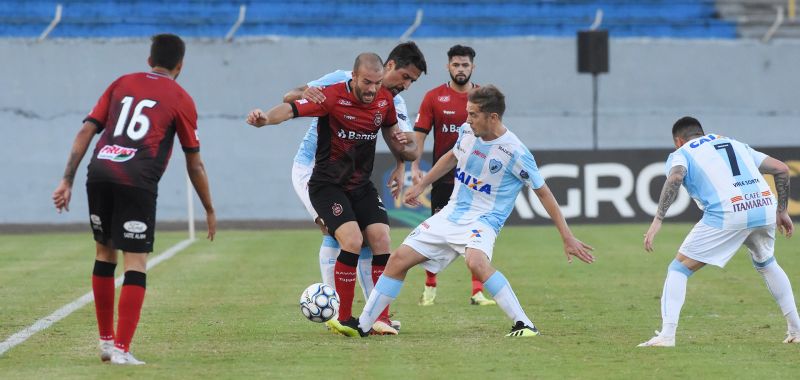 Michel deve volta ao time, depois de ficar na reserva contra o CSA Foto: Arquivo/DM 