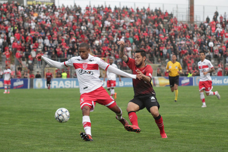 Alex Ruan quer estar entre os 11 titulares: na meia ou na lateral Foto: Carlos Insaurriaga/Brasil/Divulgação 