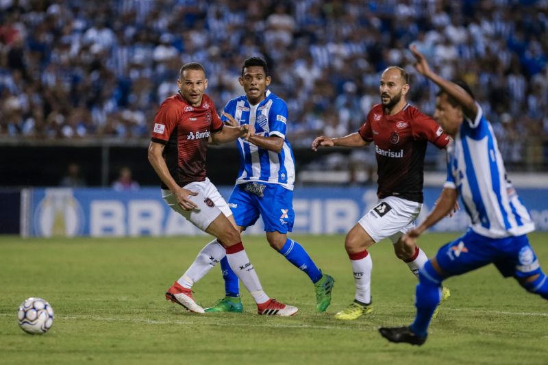 Leandro Camilo e Michel marcam os atacantes do CSA: resultado ruim, mas o rendimento é animador Foto: Alisson Frazão/RCortez/CSA 