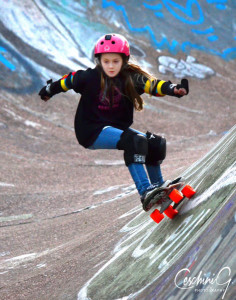 Marina faz manobra em pista de skate