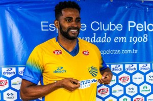 Reinaldo retorna ao Pelotas: forte marcação e qualidade na saída de jogo