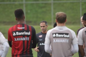 Treinador tem 57,1% de aproveitamento e afasta equipe do abismo na Série B do Campeonato Brasileiro