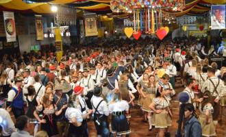 SÃO LOURENÇO DO SUL : Südoktoberfest bate recorde e faz a Maior Polonaise do Mundo