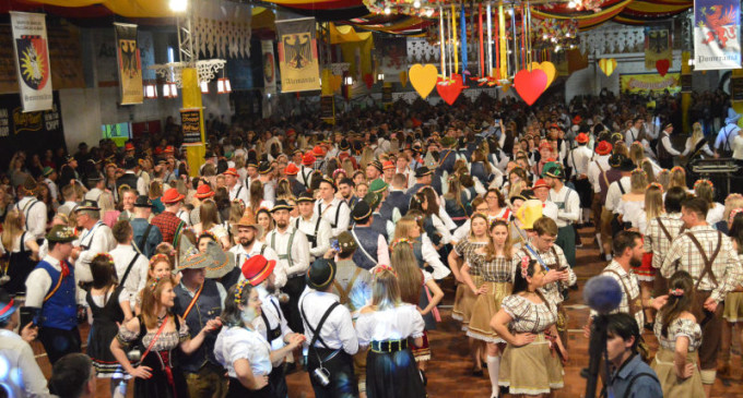 SÃO LOURENÇO DO SUL : Südoktoberfest bate recorde e faz a Maior Polonaise do Mundo