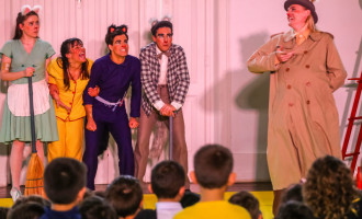 Teatro infantil reúne alunos das redes pública e privada