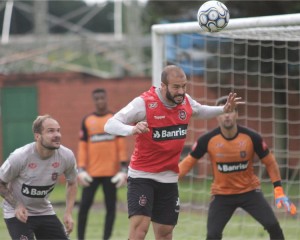 Michel busca bola no alto e Michel Schmoller observa: dois homônimos devem estar no time em Caxias Foto: Carlos Insaurriaga/Brasil/Divulgação 